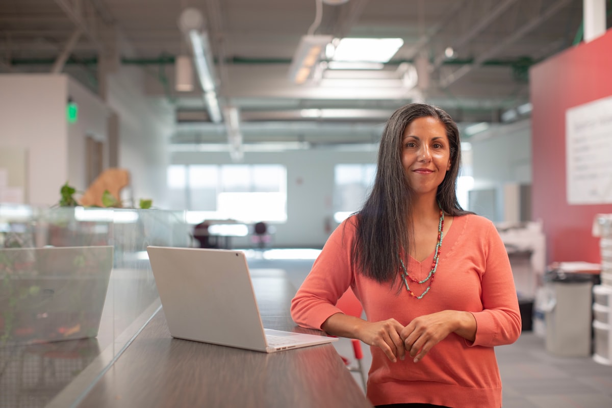 Elétrico amarelo clássico de Lisboa em rua estreita