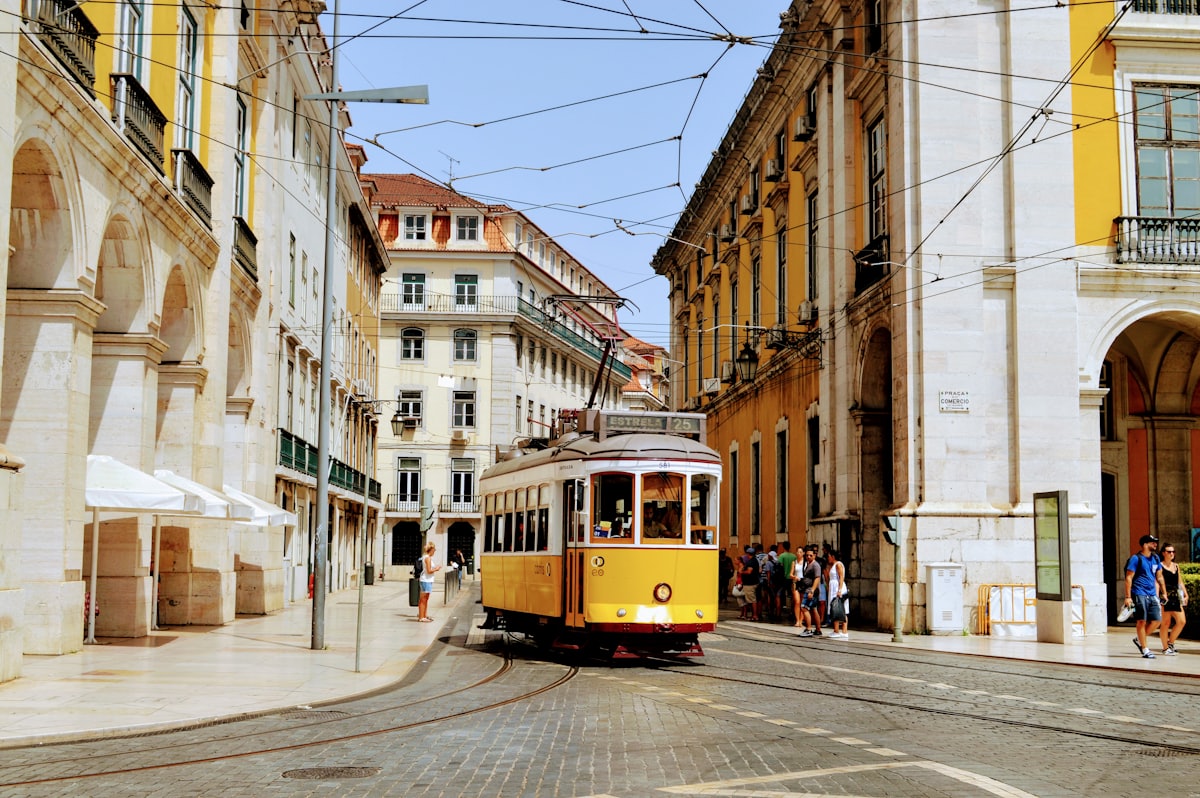 Telhados tradicionais de Lisboa iluminados pelo sol